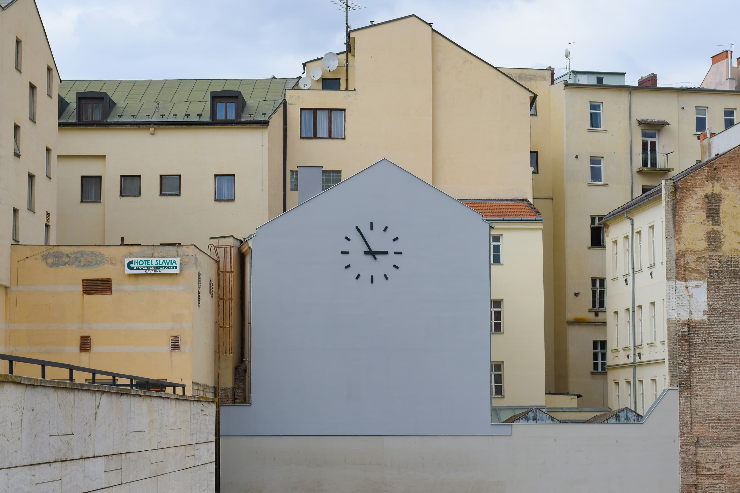 Brno dům s hodinami